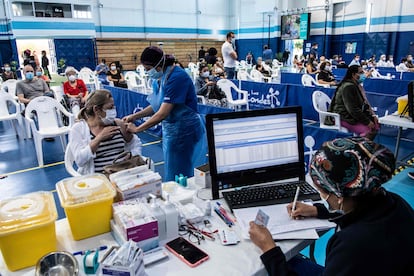 Centro de Vacunación contra coronavirus en Santiago de Chile