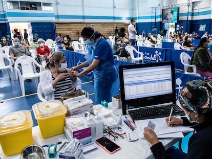 Centro de Vacunación contra coronavirus en Santiago de Chile