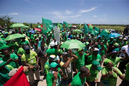 Cientos de personas participan en una manifestación contra la construcción de la central termoeléctrica de Punta Catalina, en República Dominicana, en agosto de 2017.