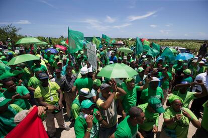 Cientos de personas participan en una manifestación contra la construcción de la central termoeléctrica de Punta Catalina, en República Dominicana, en agosto de 2017.