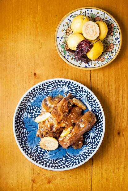 <p><i>Región: Sur</i></p><p><b> Ingredientes</b></p><p> Para 6 personas: 1,5 kilogramos de costillas de cerdo, sal marina y pimienta. Para la salsa: una cebolla blanca cortada por la mitad y tostada, un diente de ajo tostado, un tomate tostado, media cucharadita de comino molido y tostado, 2-5 chiles morita ahumados en adobo, 2 cucharadas de vinagre de sidra, 1 cucharada de aceite de maíz o manteca, 175 mililitros de cerveza rubia mexicana, 2 cucharadas de piloncillo rallado o azúcar moreno, 3 guayabas maduras despepitadas y cortadas en rodajas, 2 cucharadas y media de pasta de guayaba, sal marina y pimienta. </p><p><b> Preparación</b></p><p><i> Preparación: una hora. Cocción: 2 horas y 30 minutos. </i></p><p> 1. Precalentar el horno a 160 grados. Salpimentar las costillas generosamente y colocarlas en una fuente refractaria. Asarlas durante una hora y media, dándoles la vuelta una vez. Retirar del horno y dejar enfriar. Desechar el exceso de grasa. 2. Cuando la carne se haya enfriado lo suficiente para poder manipularla, cortar las costillas en 6 porciones iguales y devolverlas a la fuente. Cubrirlas con papel de aluminio para que no se sequen. 3. Mientras, preparar la salsa. Triturar la cebolla, el ajo, el tomate, el comino, los chiles y el vinagre en un robot de cocina o una batidora hasta obtener un puré. Colarlo sobre un bol. Calentar el aceite en una cazuela y rehogar el puré a fuego medio-bajo, incorporando poco a poco la cerveza y el piloncillo. Llevarlo a ebullición, bajar el fuego y cocer, removiendo de vez en cuando, durante unos 40 minutos. 4. Agregar la guayaba y la pasta de guayaba y seguir con la cocción otros 20 minutos, hasta que la salsa se reduzca a la mitad. 5. Precalentar el horno a 160 grados. Verter la salsa sobre las costillas y remover para que se impregnen bien. Cubrirlas con papel de aluminio y asar en el horno una hora más, o hasta que la carne esté tan tierna que se desprenda del hueso. Retirar del horno. 6. Repartir las costillas en 6 platos, cubrir con la salsa y servir.</p>