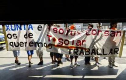 Varios trabajadores de la fábrica ourensana T-Solar se manifiestan a las puertas de la misma e intentan subir una persiana de la empresa Rodríguez López Autos, en el Polígono de San Cibrao, donde se encontraba hoy de visita el conselleiro de Economía e Industria de la Xunta de Galicia, Francisco Conde.