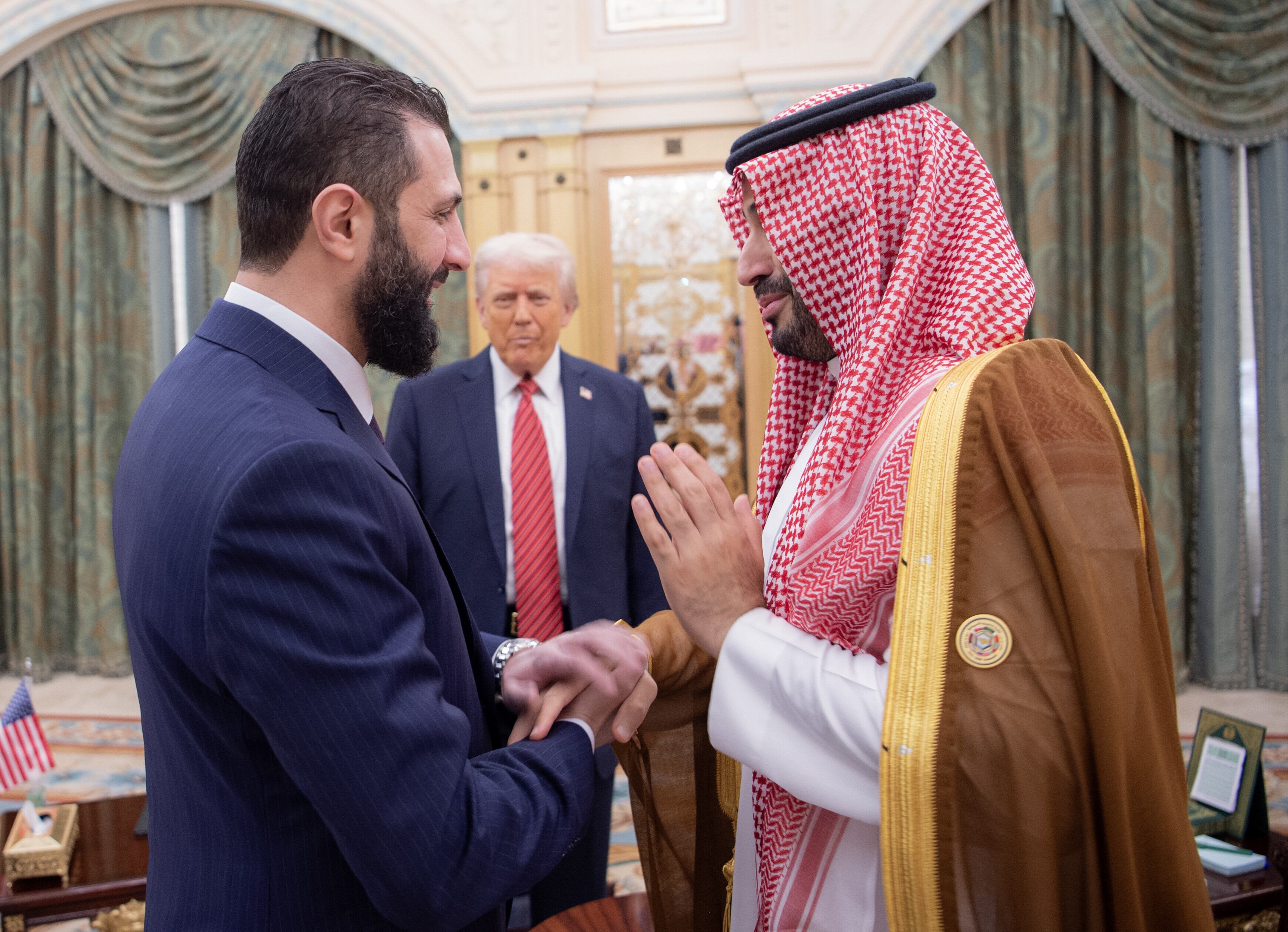 Al Shara saluda al príncipe heredero saudí, Mohamed Bin Salmán, ante la mirada de Trump, este miércoles en Riad.