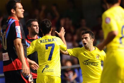 Rossi y Nilmar festejan el gol de brasileño.