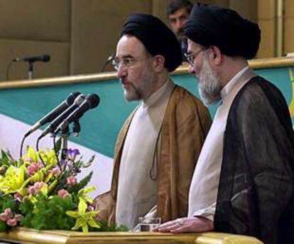 Jatami, a la izquierda toma posesión de su cargo, hoy en Teherán. Le acompaña el jefe judicial Mohamed Hashemi Shahroudi
