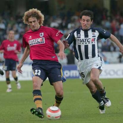 Coloccini, con el escudo y la publicidad de la Real, ante Nihat.