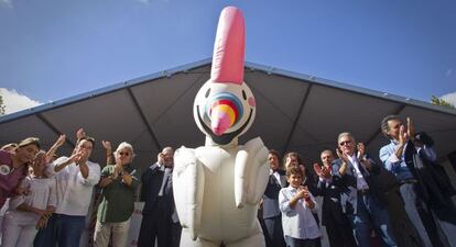 Curro, la mascota de la Expo 92, en el escenario de la Fiesta Expo.