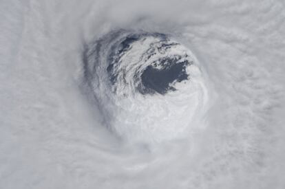 El ojo del huracán captado en una imagen desde la Estación Espacial Internacional.