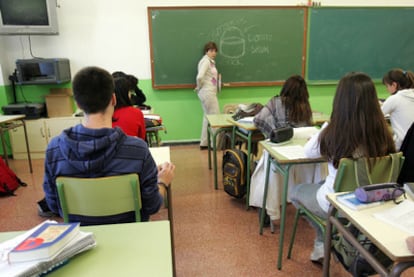 Una profesora imparte clase de arte en inglés en un aula del Instituto Botica Vieja de Bilbao.