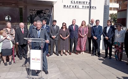 Rafael Torres, en primer plano, en la inauguración de la glorieta sevillana que lleva su nombre.
