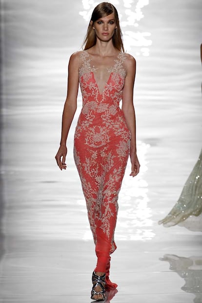 los interminables escotes de reem acra