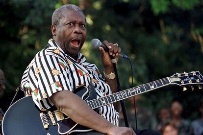 B. B. King, en un concierto en la base aérea de EE UU en Tuzla (Bosnia), en 1996.