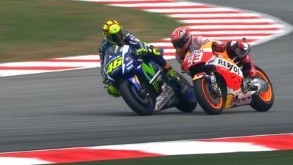 Captura de televisin del incidente entre Valentino Rossi y Marc Mrquez, que supuestamente provoc la cada del piloto espa?ol, en el Gran Premio de Malaisia, circuito de Sepang, el 25 de octubre de 2015.