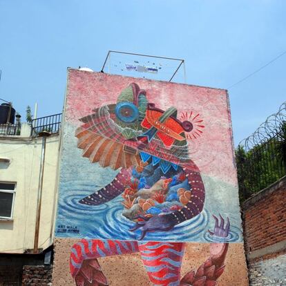 La Colonia Roma, una de las zonas más de moda de la capital mexicana, está coloreada con grafitis como el de la imagen: recurren a temas tradicionales y son una una muestra de la creatividad del país.