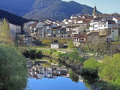 Vista de Ribadavia (Ourense) desde el puente medieval.