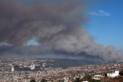 El incendio cerca de Valparaíso se propagó con rapidez debido a las altas temperaturas y el fuerte viento. Las ciudades de Viña y Valparaíso están en alerta roja.
