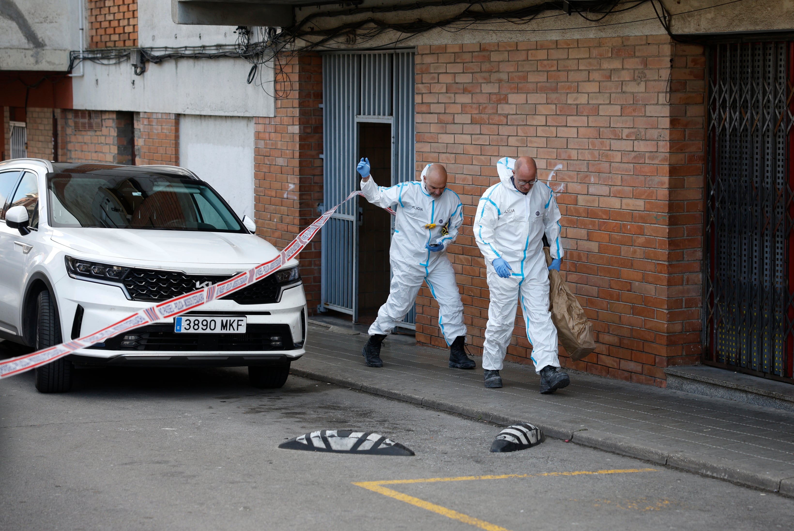 Policía científica en el portal del edificio donde han muerto cinco jóvenes por un incendio. 