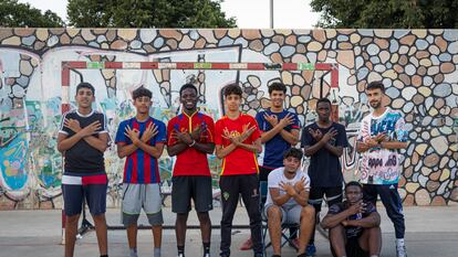 Vecinos del barrio de Rocafonda posan en la cancha donde jugaba Lamine Yamal.