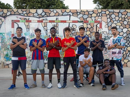 Jóvenes de Rocafonda hacen con las manos el gesto del 304 en la cancha en la que jugaba Lamine Yamal, este miércoles.