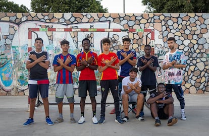 Residents of the Rocafonda neighborhood pose on the field where Lamine Yamal once played, making the '304' gesture with their hands.