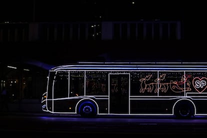 Un autobús de la alcaldía de Sao Paulo decorado con luces de Navidad circulando por la Avenida Paulista en Brasil, el 11 de diciembre de 2017.