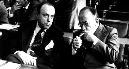 Fraga (i) y Carrillo conversan durante una reunión de la comisión institucional del Congreso el 9 de mayo de 1978.