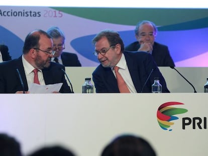José Luis Sainz y Juan Luis Cebrián, en la junta de accionistas de PRISA, celebrada ayer.