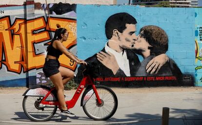 Mural del artista Tv Boy donde se besan Pedro Sánchez y Carles Puigdemont