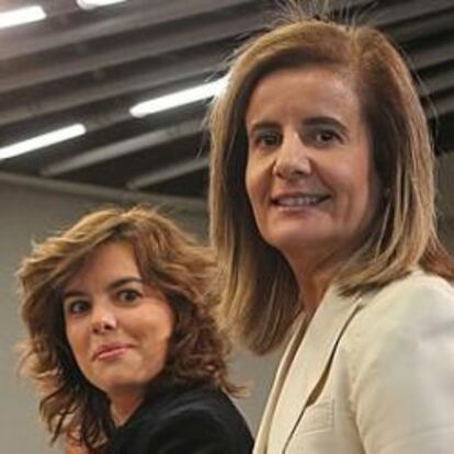 La vicepresidenta del Gobierno, Soraya Sáenz de Santamaría, y la ministra de Empleo, Fátima Báñez, el viernes, tras el Consejo de Ministros.