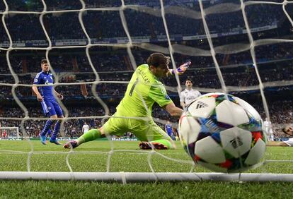 Iker Casillas no consigue parar el primer gol del defensa Christian Fuchs. El equipo alemán se adelanta en el marcador.