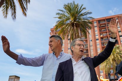 El alcalde de Badalona, Xavier Garcia Albiol,  junto al presidente del PP, Alberto Núñez Feijóo, en un mitin el pasado mes de mayo.