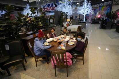 Una familia pasa la noche dentro de una tienda de muebles que abrió como refugio para los damnificados del apagón eléctrico.