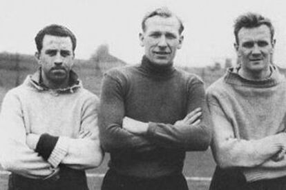 Trautman, entre Paul y Revie, en su época en el Manchester City.