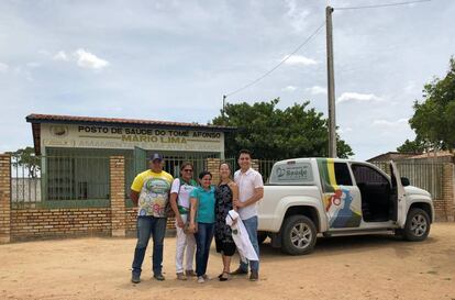 Luan Victor Almeida (à direita), em um dos distritos onde trabalha, em Itaiçaba