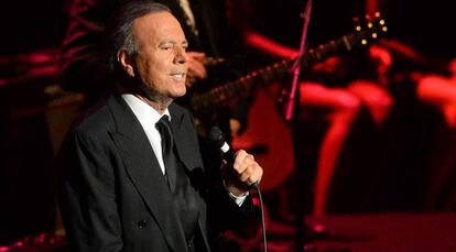 Julio Iglesias durante un concierto en Londres en 2014. 
 