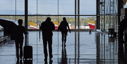 Pasajeros en la Terminal 4 del aeropuerto Adolfo Suárez Madrid-Barajas.