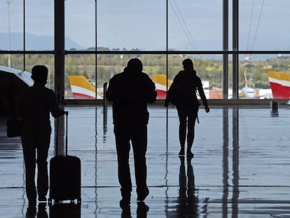 Pasajeros en la Terminal 4 del aeropuerto Adolfo Suárez Madrid-Barajas.