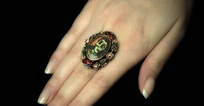 Imagen facilitada por Sotheby's del anillo diseñado y confeccionado por Picasso que se subastará el 21 de junio.