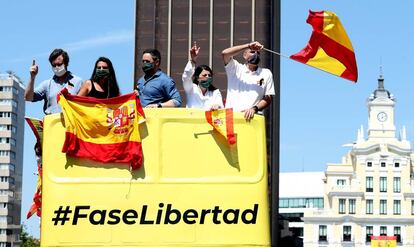 Los miembros de Vox, Iván Espinosa de los Monteros, Rocío Monasterio, Santiago Abascal, Macarena Olona y Javier Ortega-Smith, en un autobús en la plaza de Colón, durante la manifestación en Madrid.