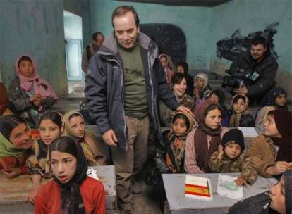 José Antonio Alonso, durante su visita a un colegio femenino cerca de la base española en Qala i Naw.