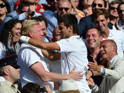 Becker y Djokovic se abrazan para celebrar el título. 
