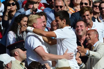 Becker y Djokovic se abrazan para celebrar el título. 