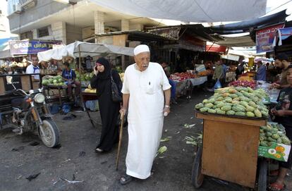 Varios palestinos en un mercado en Ciudad de Gaza durante las cinco horas de alto el fuego humanitario.