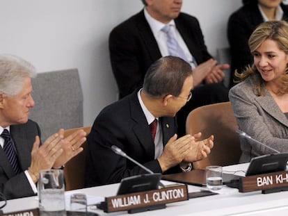 La Infanta Cristina ha participado hoy en la ONU en la presentación oficial de un innovador programa de microdonaciones electrónicas destinado a financiar los Objetivos de Desarrollo del Milenio (ODM). El secretario general de Naciones Unidas, Ban Ki-moon, y el ex presidente estadounidense Bill Clinton han sido los encargados de presentar esa iniciativa en la sede del organismo multilateral en Nueva York. El nuevo programa desarrollado por la ONU, y que tiene por nombre <i>Massivegood</i> (Bien masivo), permitirá por primera vez donar dos dólares cada vez que se adquiera por internet un pasaje de avión, se alquile un coche o se reserve una habitación de hotel.