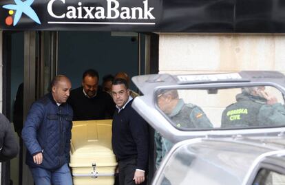 Traslado del cadáver del director de la sucursal bancaria asesinado este miércoles en Ciudad Real.