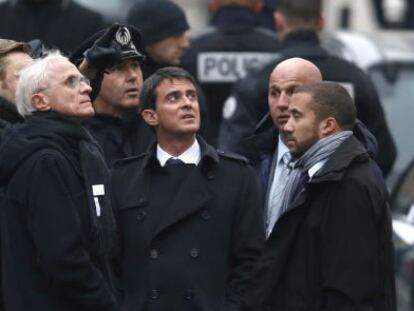 El primer ministro francés, Manuel Valls, este miércoles ante el edificio de la redacción de 'Charlie Hebdo'.