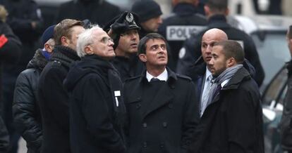 El primer ministro francés, Manuel Valls, este miércoles ante el edificio de la redacción de 'Charlie Hebdo'.