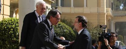 El president del Govern espanyol, Mariano Rajoy, saludant Artur Mas.