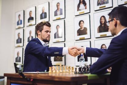 Magnus Carlsen saluda a Anish Giri al inicio de su partida de la Copa Sinquefield, el pasado agosto en el Club de Ajedrez de San Luis (Misuri, EEUU)