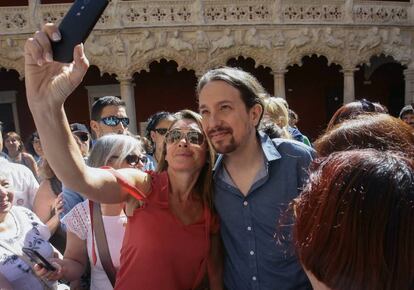 Pablo Iglesias, en Guadalajara con una simpatizante.